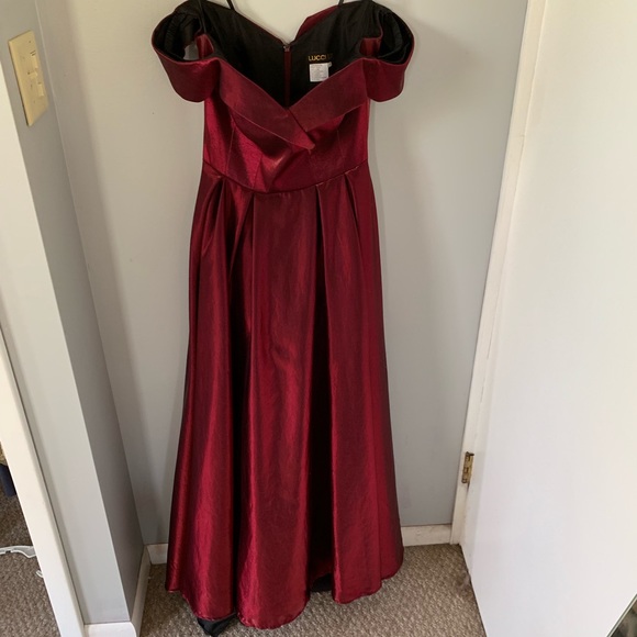 Timeless cranberry iridescent prom dress - Picture 4 of 8